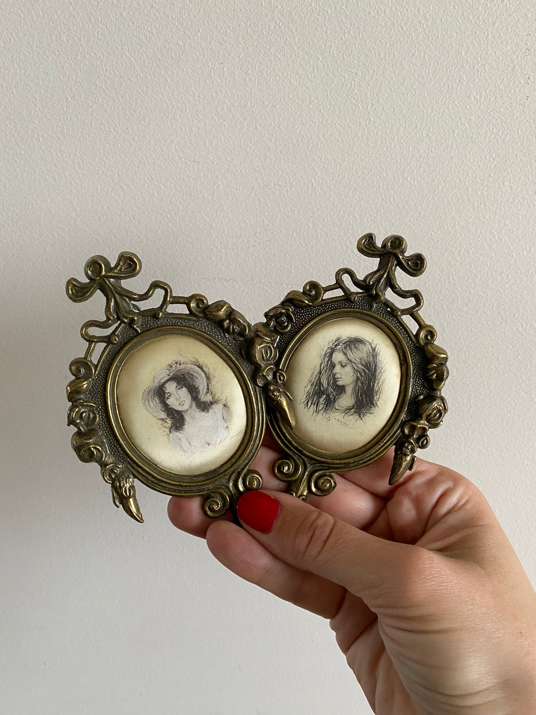 Médaillon baroque impression jeunes filles sur soie