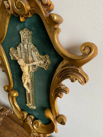 Crucifix dans cadre baroque doré fond velours vert