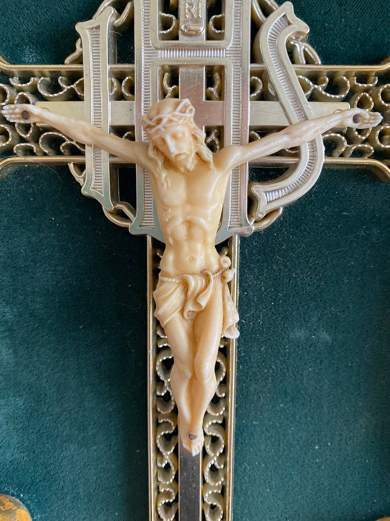 Crucifix dans cadre baroque doré fond velours vert