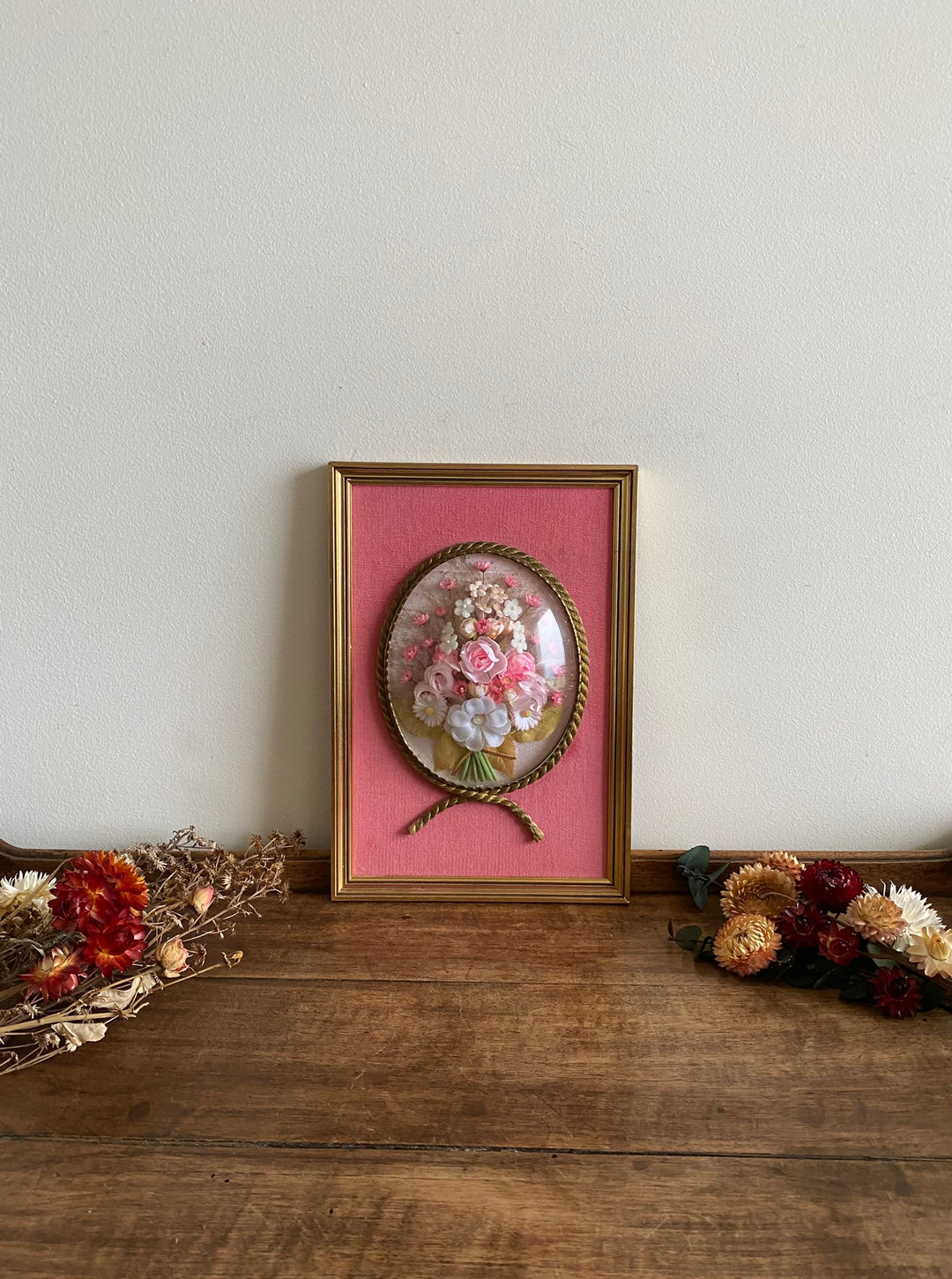 Fleurs en tissu sous verre bombé encadrées fond rose