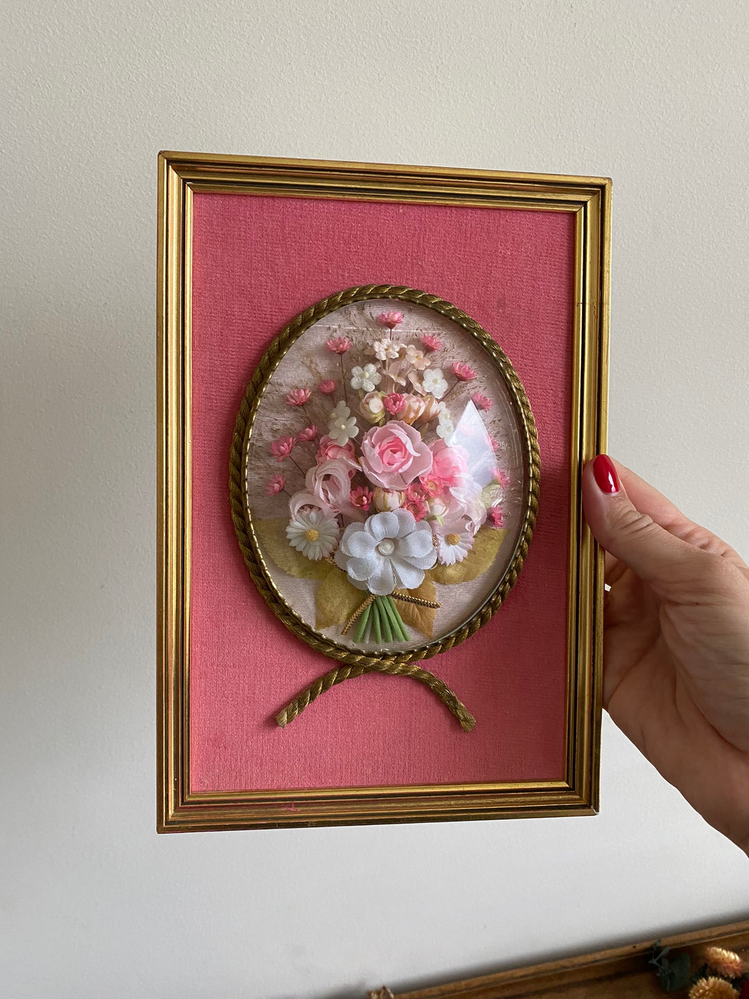 Fleurs en tissu sous verre bombé encadrées fond rose