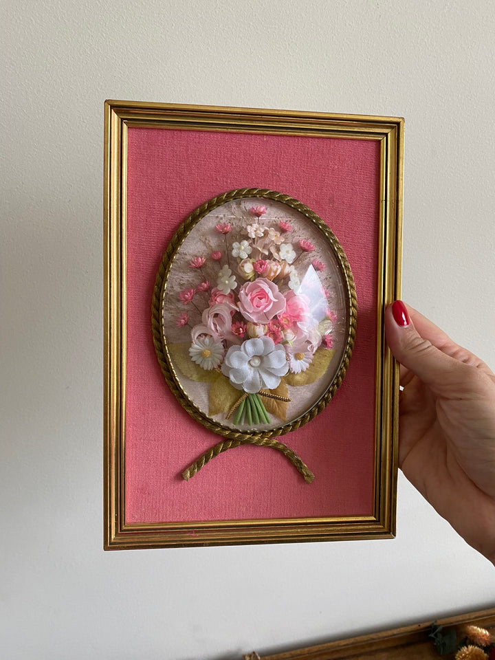 Fleurs en tissu sous verre bombé encadrées fond rose