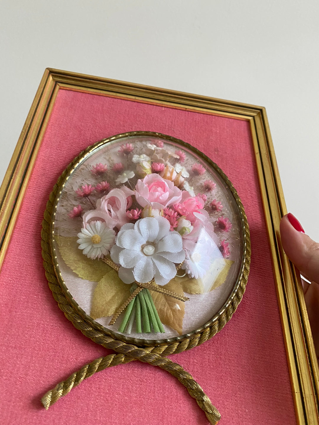 Fleurs en tissu sous verre bombé encadrées fond rose