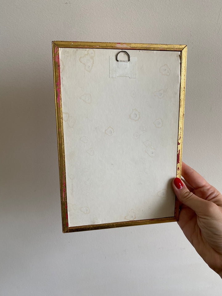 Fleurs en tissu sous verre bombé encadrées fond rose