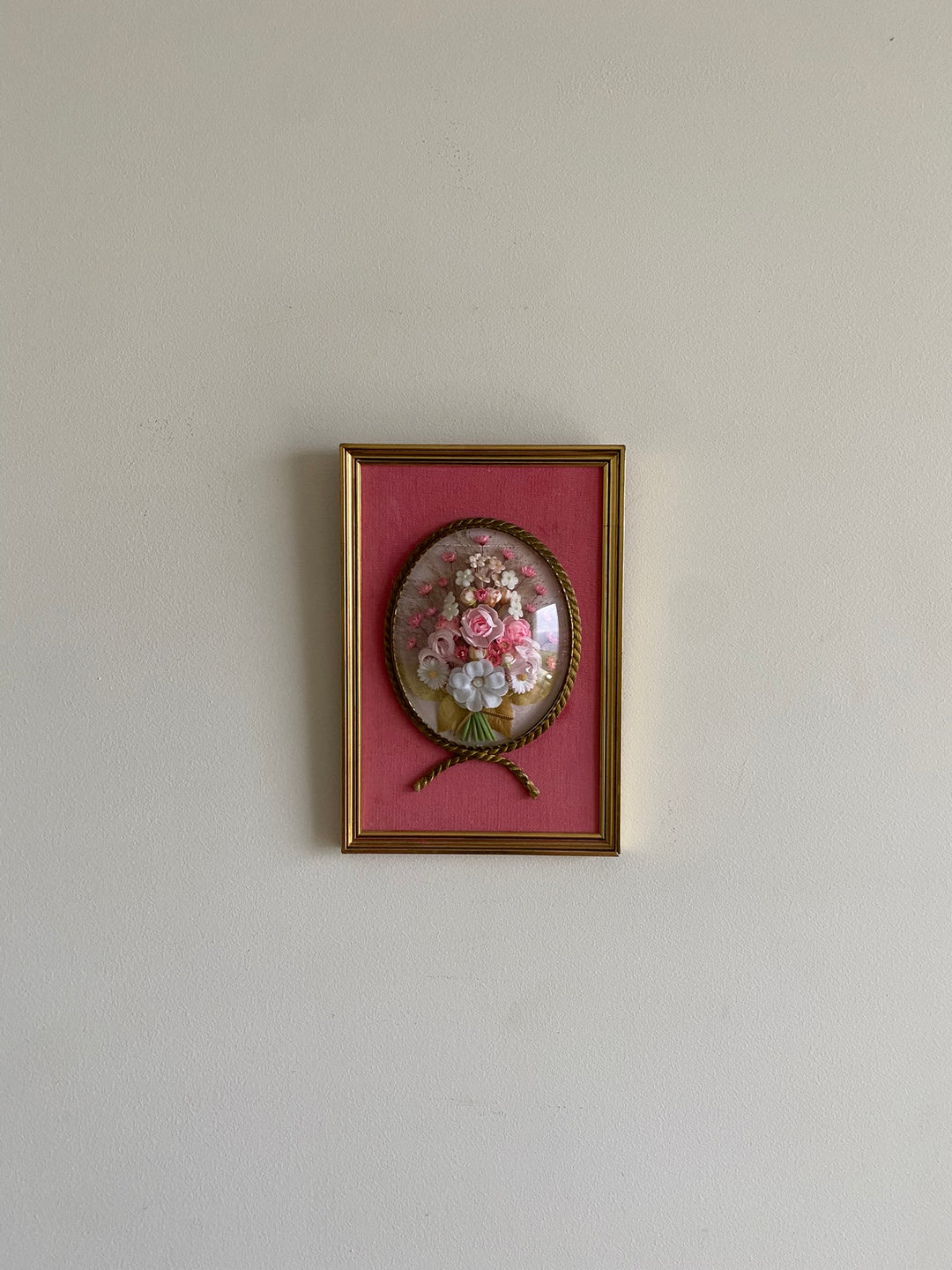 Fleurs en tissu sous verre bombé encadrées fond rose