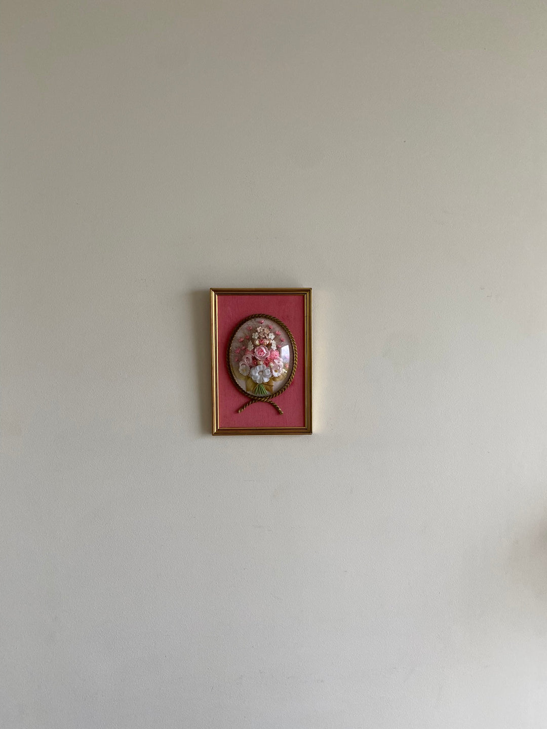 Fleurs en tissu sous verre bombé encadrées fond rose