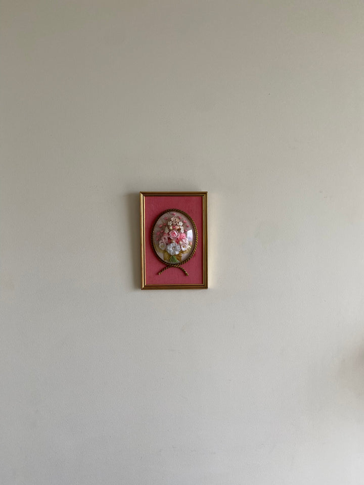 Fleurs en tissu sous verre bombé encadrées fond rose