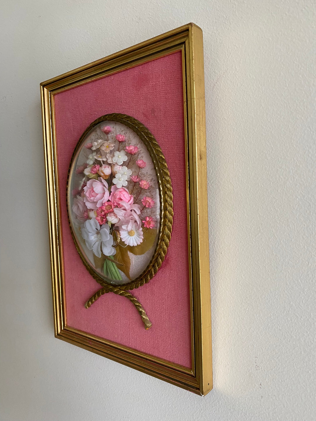 Fleurs en tissu sous verre bombé encadrées fond rose
