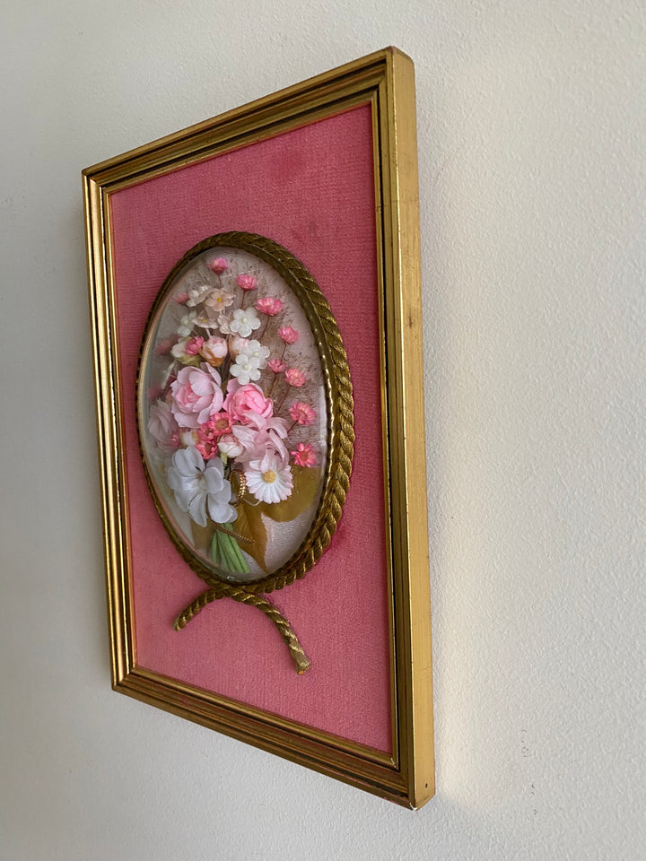Fleurs en tissu sous verre bombé encadrées fond rose