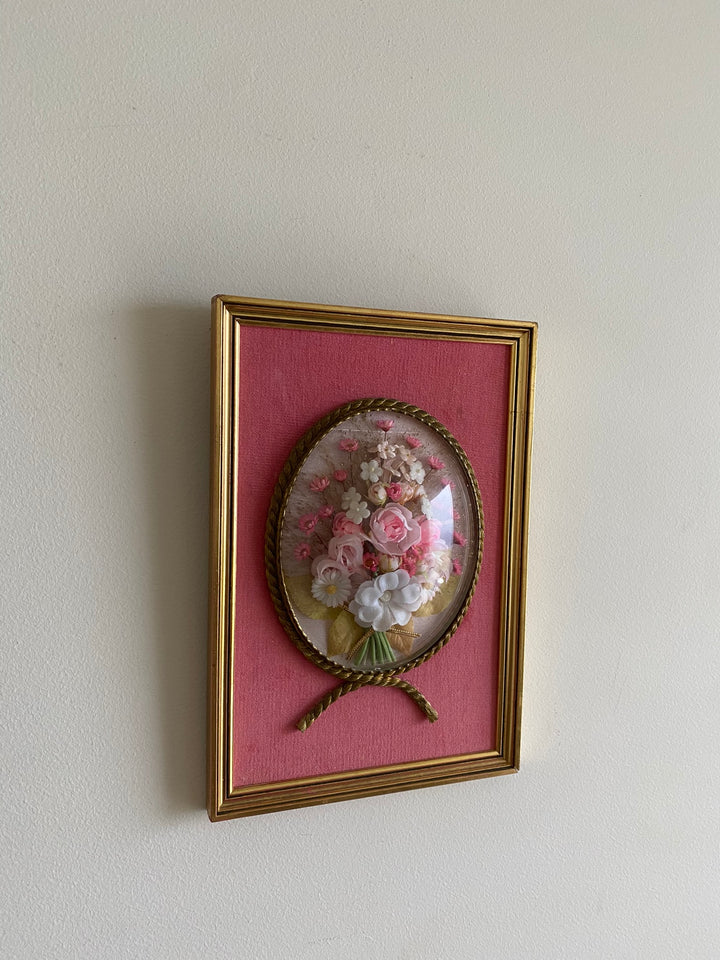 Fleurs en tissu sous verre bombé encadrées fond rose