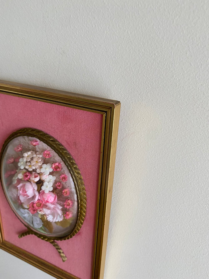 Fleurs en tissu sous verre bombé encadrées fond rose