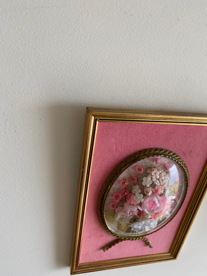 Fleurs en tissu sous verre bombé encadrées fond rose