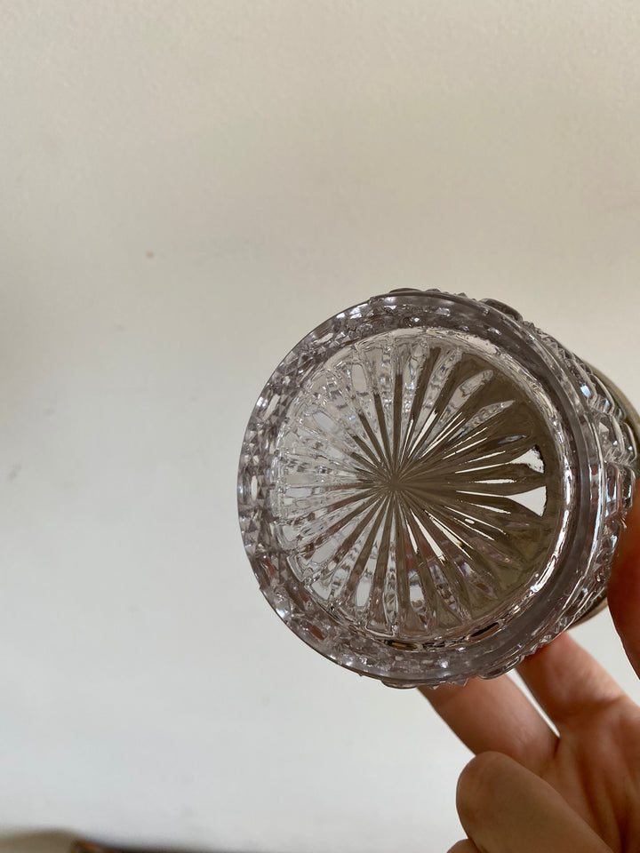Pot en verre ciselé avec couvercle en métal