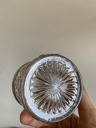 Pot en verre ciselé avec couvercle en métal