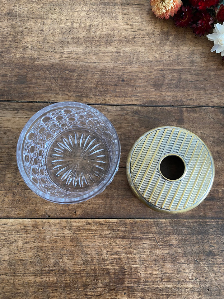 Pot en verre ciselé avec couvercle en métal