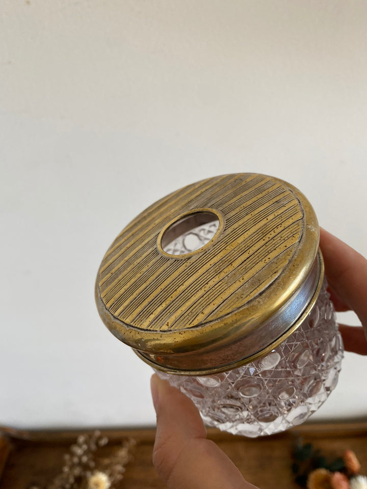 Pot en verre ciselé avec couvercle en métal