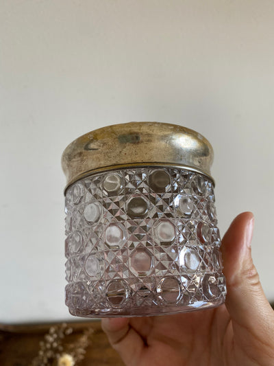 Pot en verre ciselé avec couvercle en métal