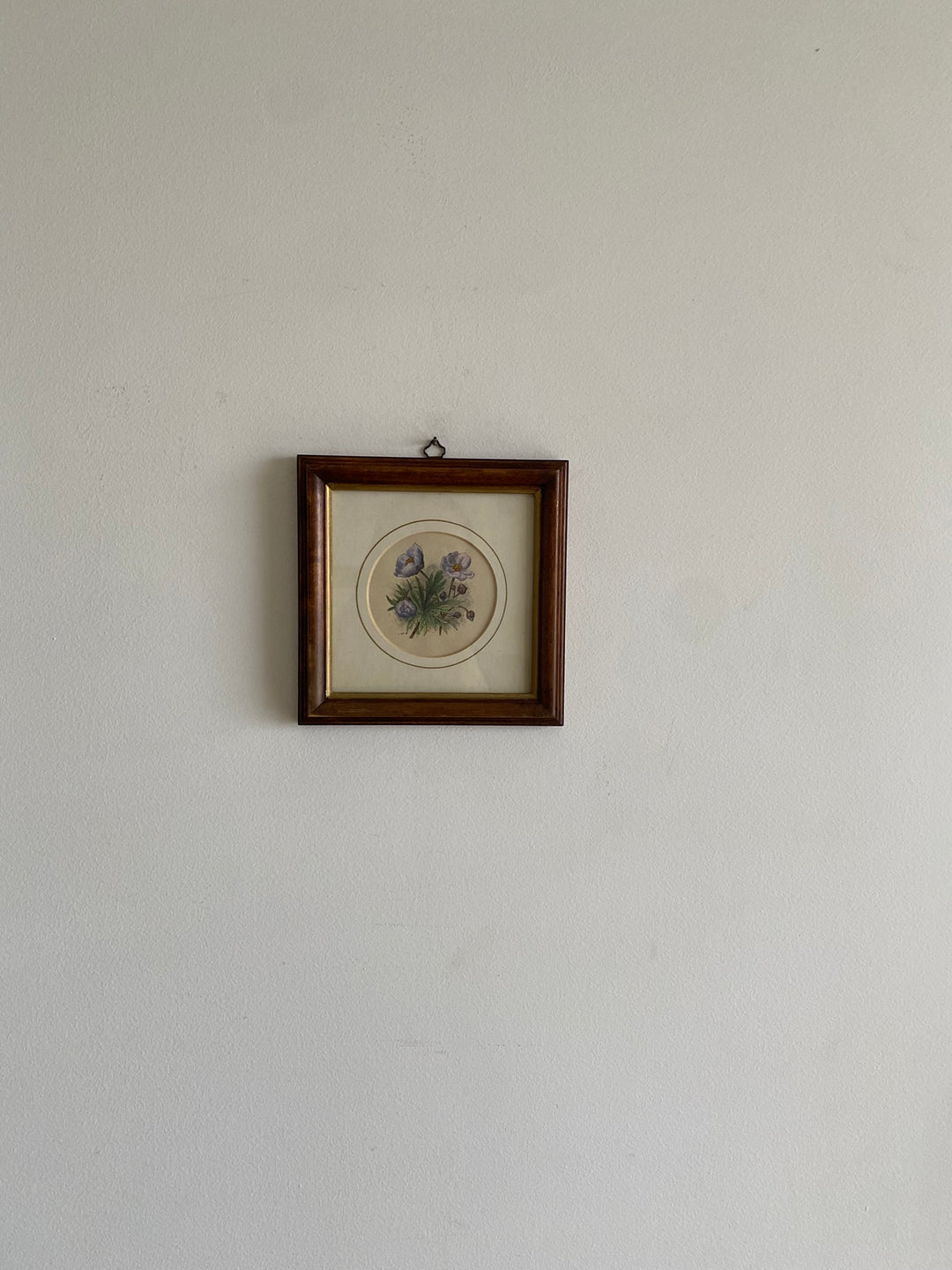 Gravure florale médaillon rond encadrement bois naturel