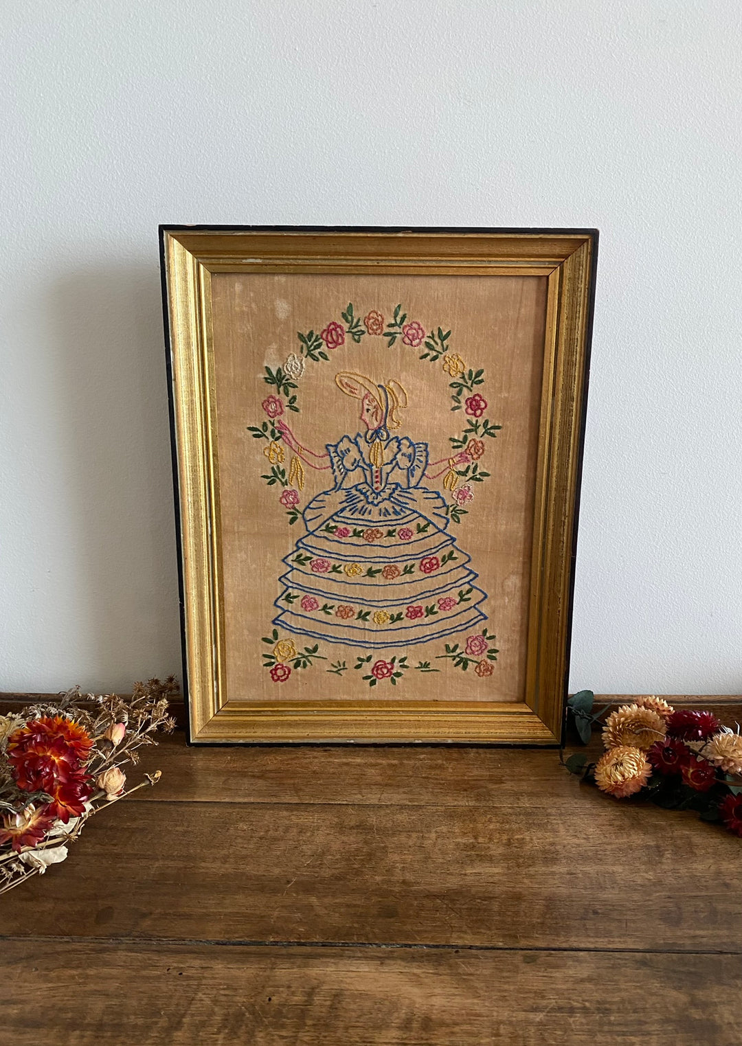 Broderie jeune fille début XXème