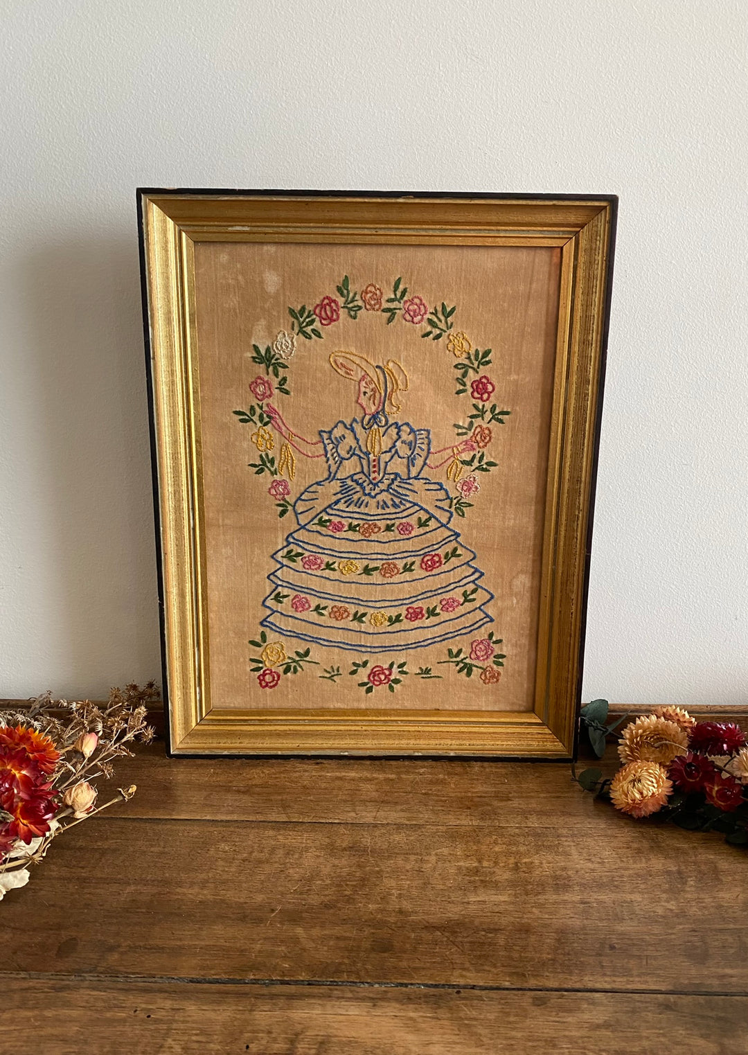 Broderie jeune fille début XXème