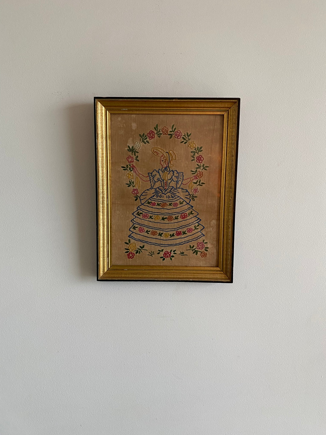 Broderie jeune fille début XXème