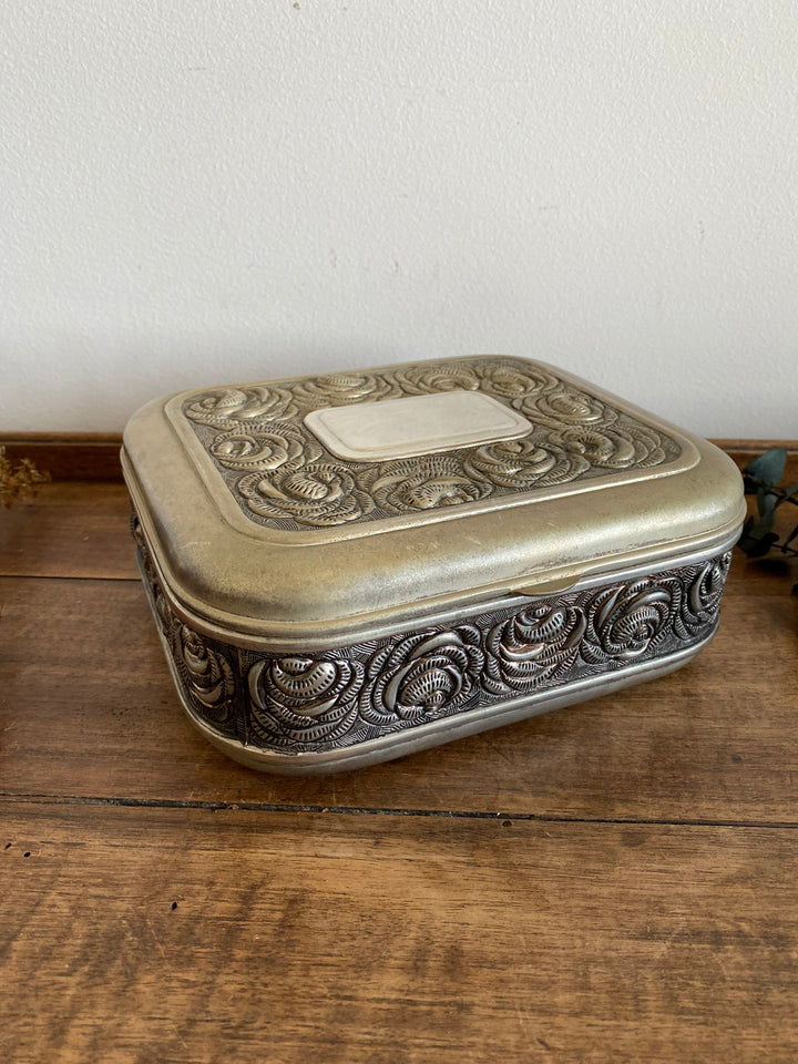 Coffret en métal argenté et doré orné de roses sculptées