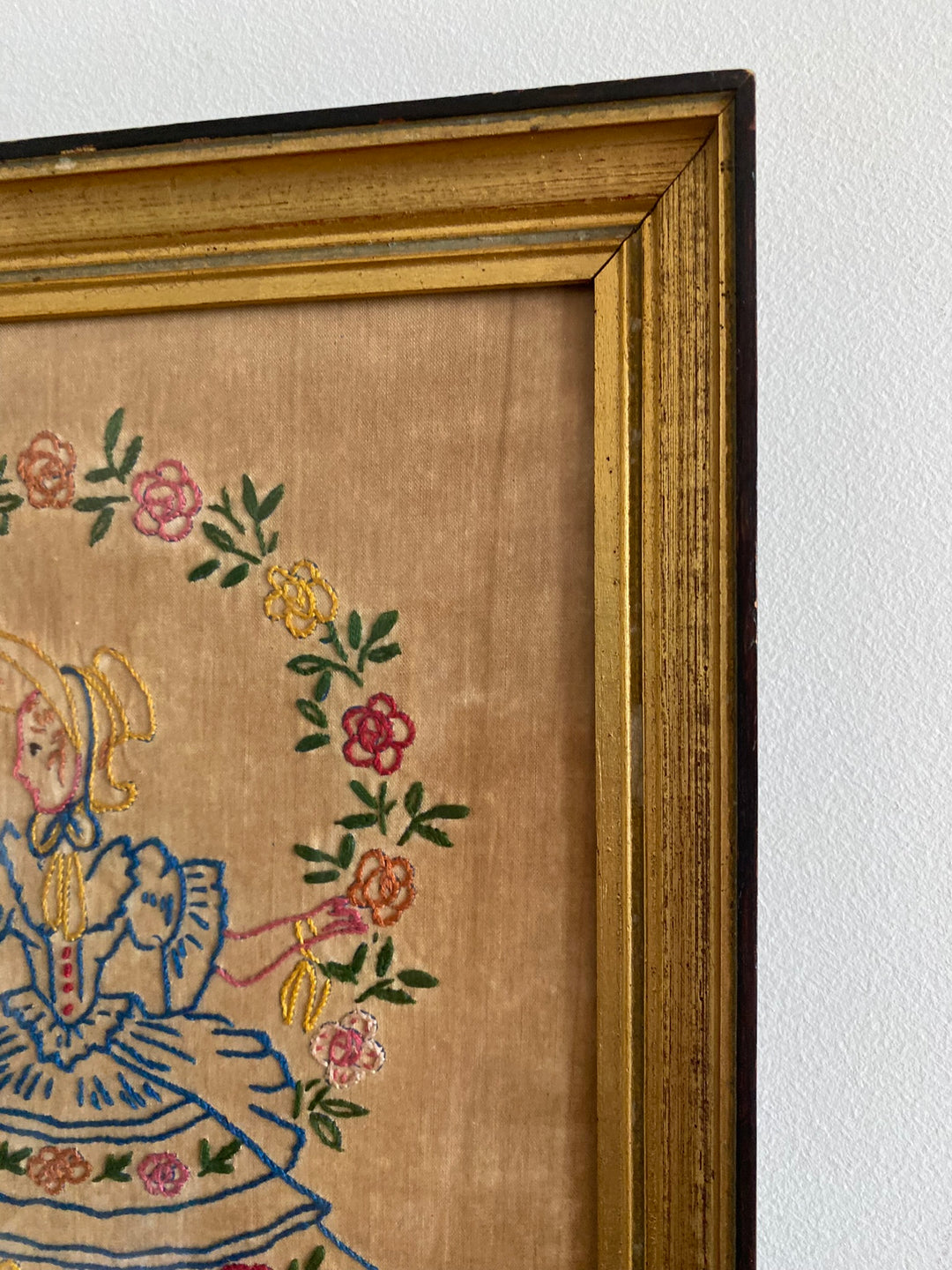 Broderie jeune fille début XXème