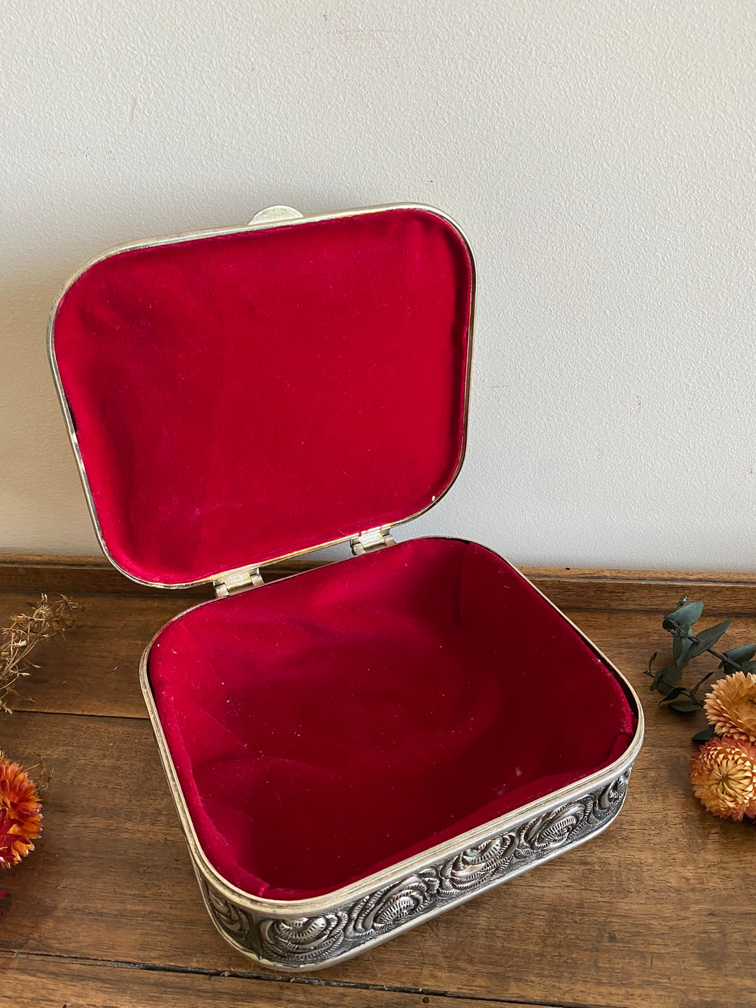 Coffret en métal argenté et doré orné de roses sculptées
