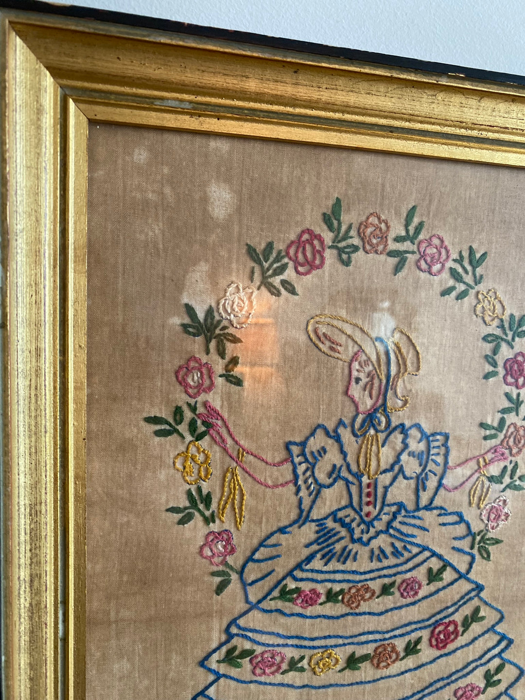 Broderie jeune fille début XXème