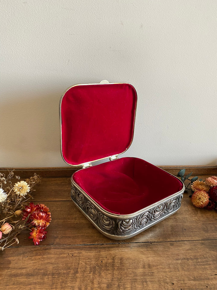 Coffret en métal argenté et doré orné de roses sculptées