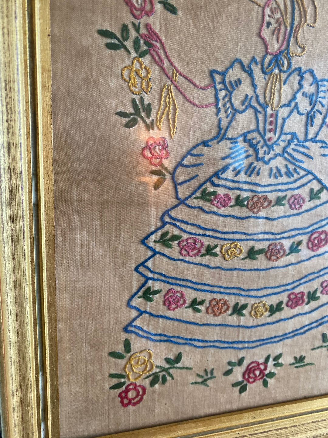 Broderie jeune fille début XXème