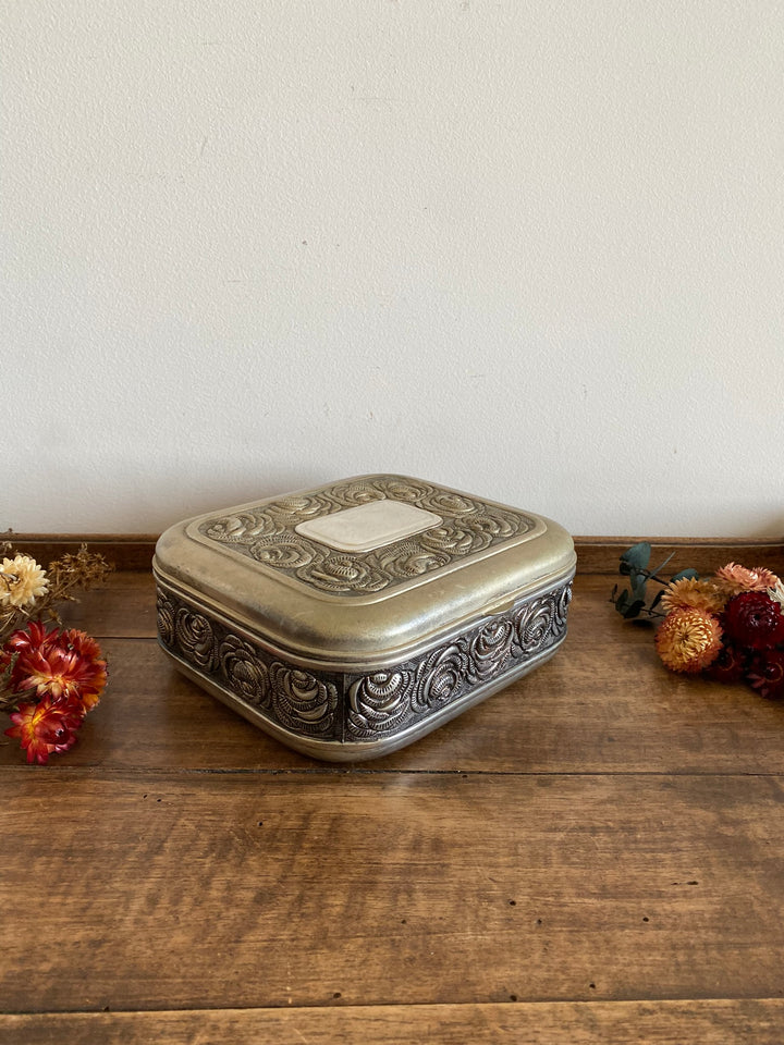 Coffret en métal argenté et doré orné de roses sculptées