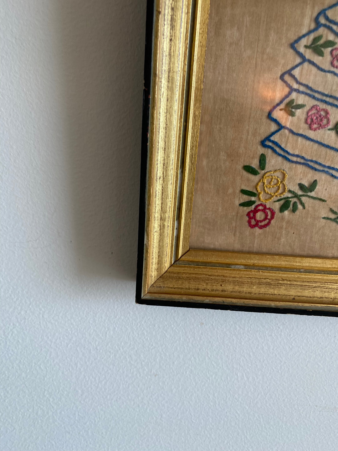 Broderie jeune fille début XXème