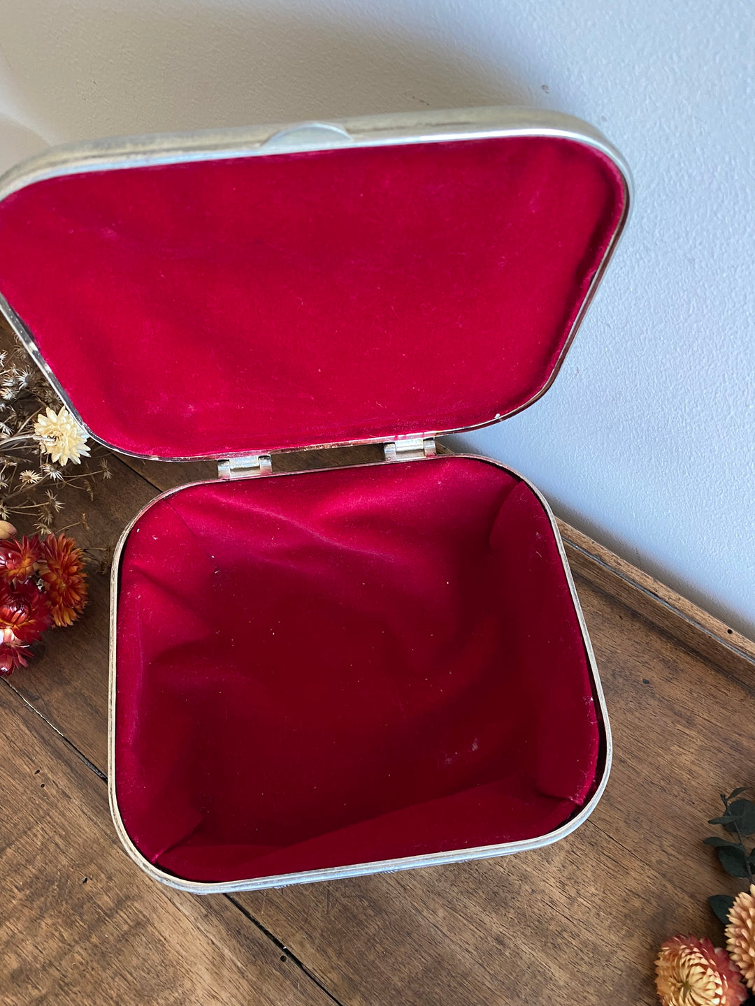 Coffret en métal argenté et doré orné de roses sculptées