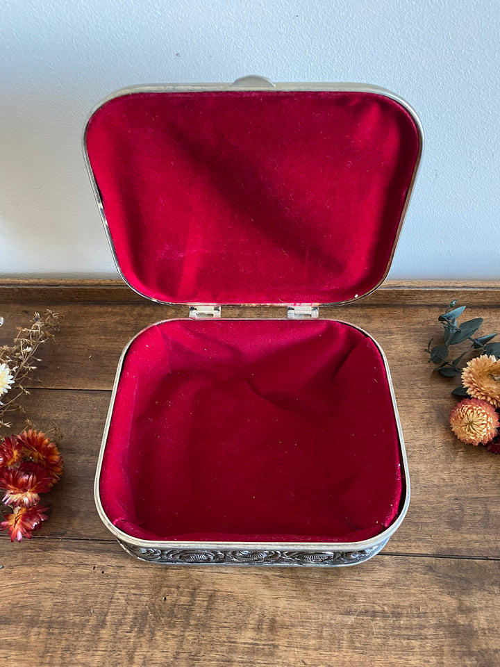 Coffret en métal argenté et doré orné de roses sculptées