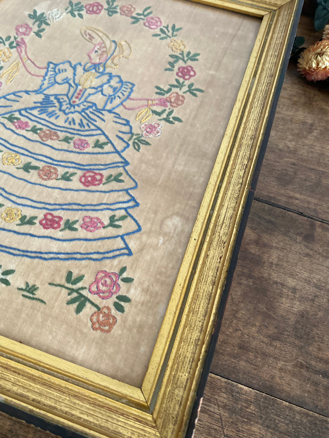 Broderie jeune fille début XXème
