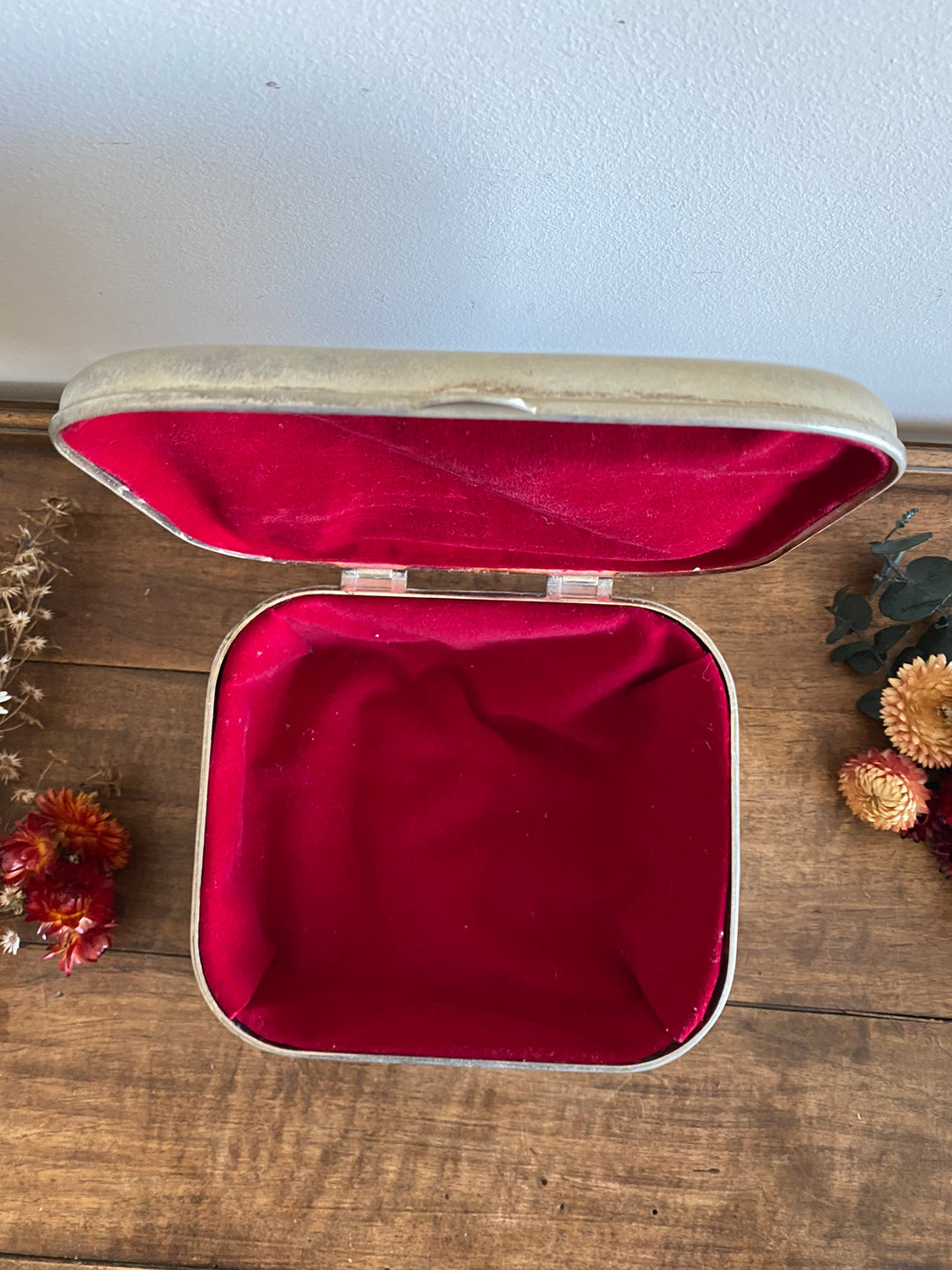 Coffret en métal argenté et doré orné de roses sculptées