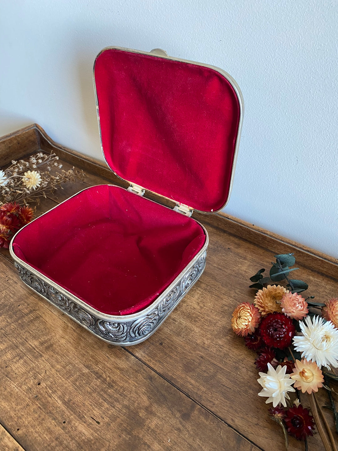 Coffret en métal argenté et doré orné de roses sculptées