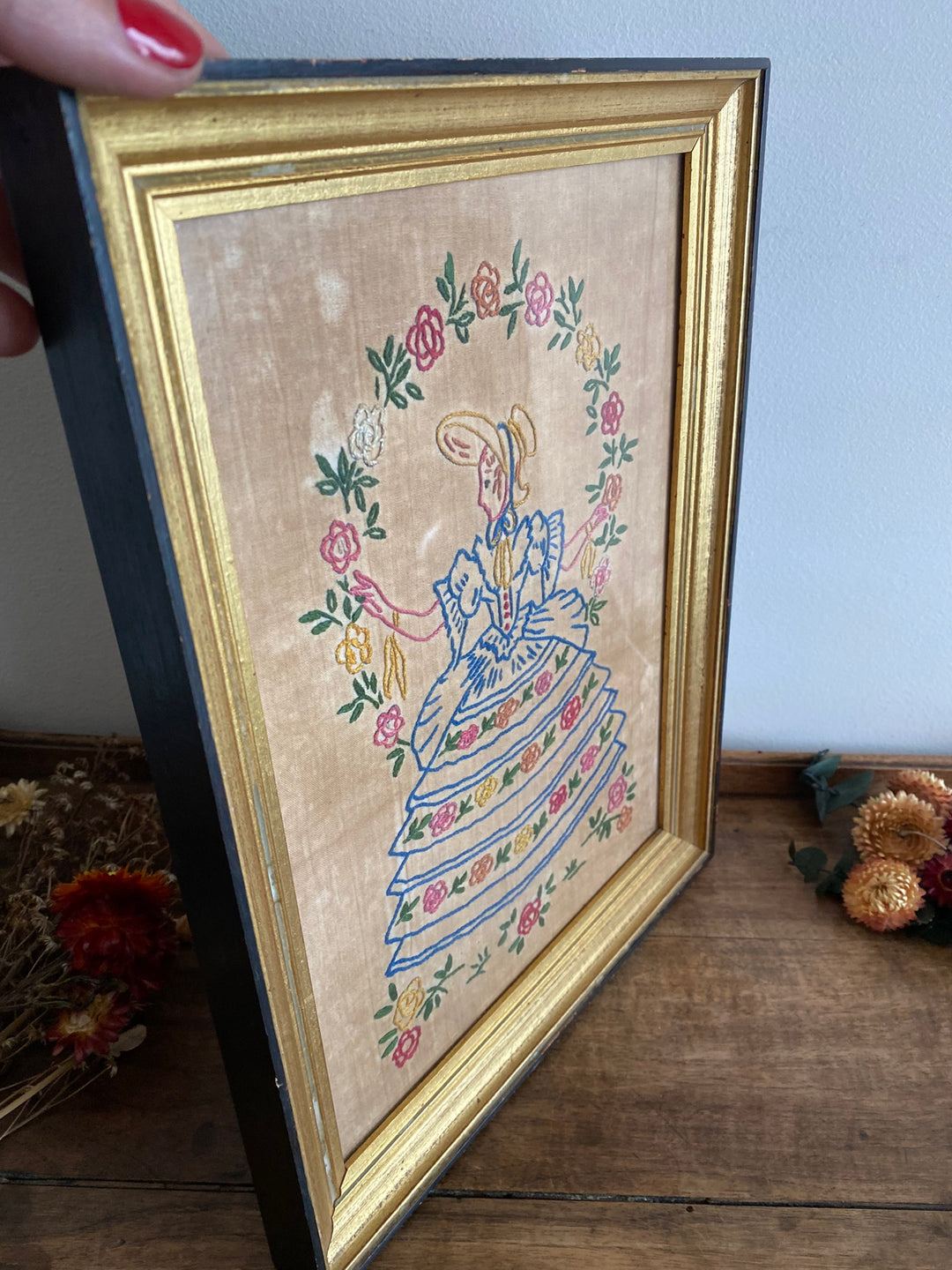 Broderie jeune fille début XXème