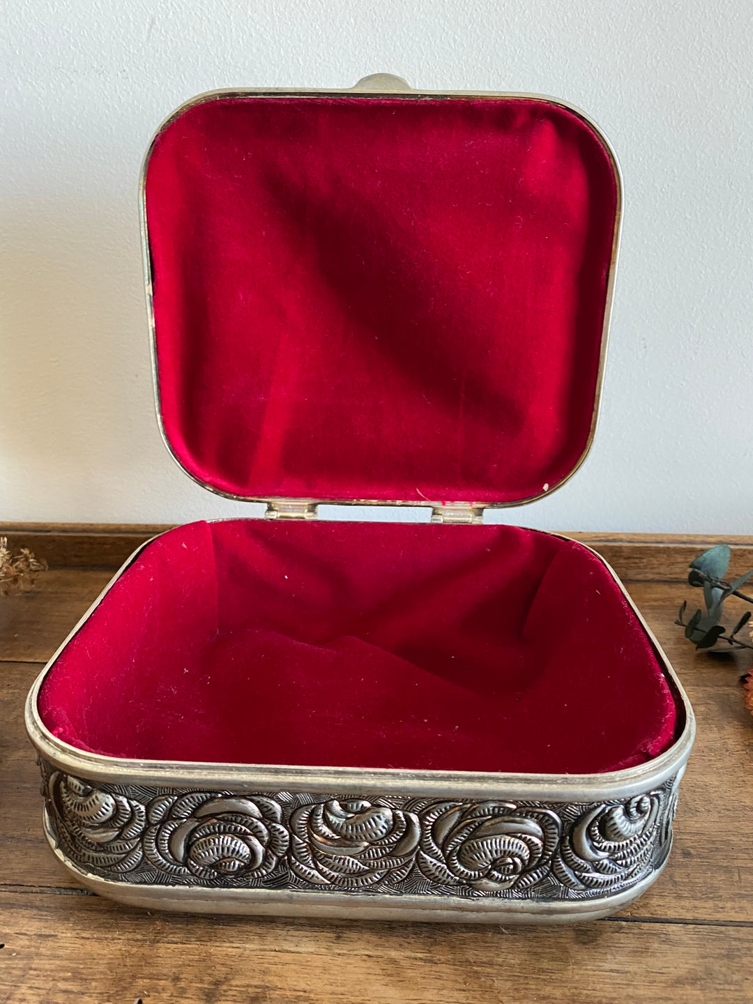 Coffret en métal argenté et doré orné de roses sculptées