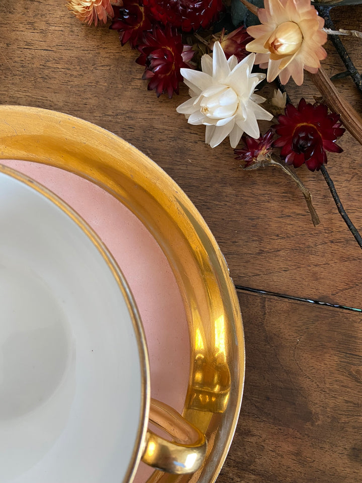Tasses rose bonbon doré. Porcelaine de Limoges.