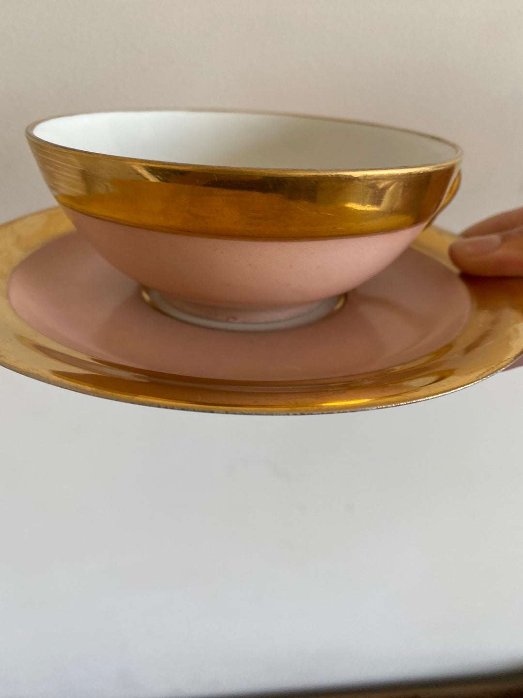 Tasses rose bonbon doré. Porcelaine de Limoges.