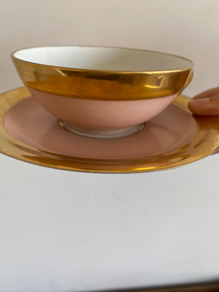 Tasses rose bonbon doré. Porcelaine de Limoges.