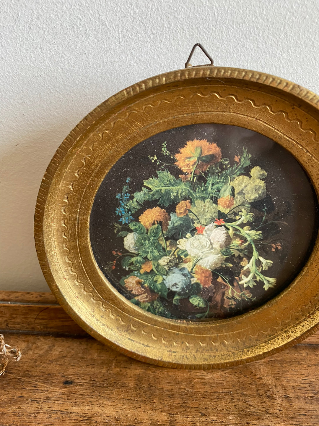 Cadre ancien au pourtour doré représentant un bouquet de fleurs sur fond noir