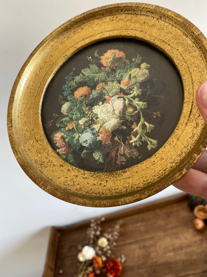 Cadre ancien au pourtour doré représentant un bouquet de fleurs sur fond noir