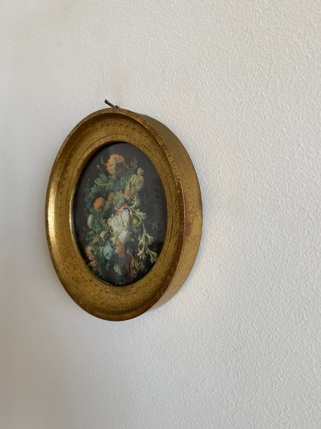 Cadre ancien au pourtour doré représentant un bouquet de fleurs sur fond noir