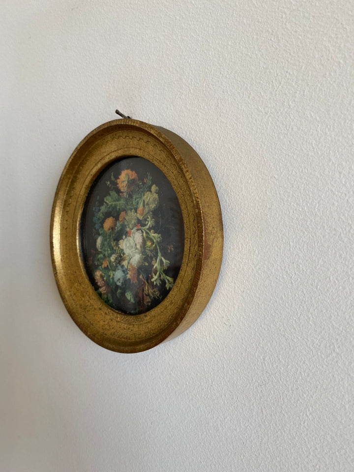 Cadre ancien au pourtour doré représentant un bouquet de fleurs sur fond noir