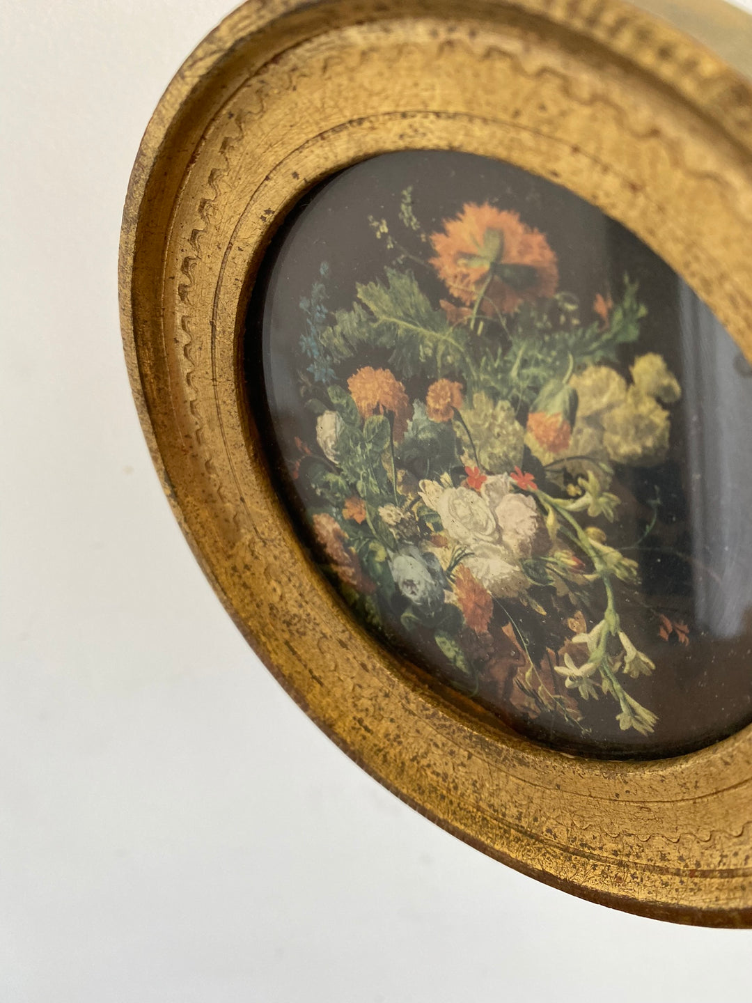 Cadre ancien au pourtour doré représentant un bouquet de fleurs sur fond noir