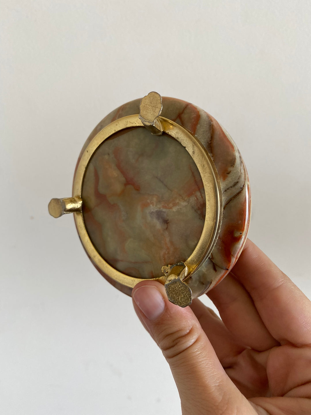 Cendrier marbré sur pied doré armature en laiton garanti