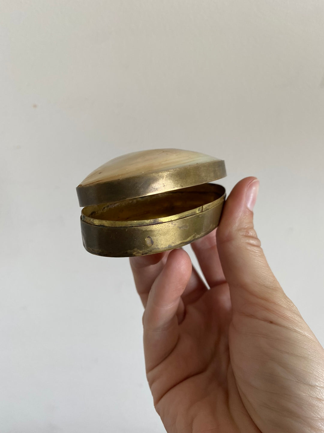 Pilulier en laiton recouvert de nacre